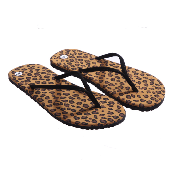 Leopardikuvioiset sandaalit